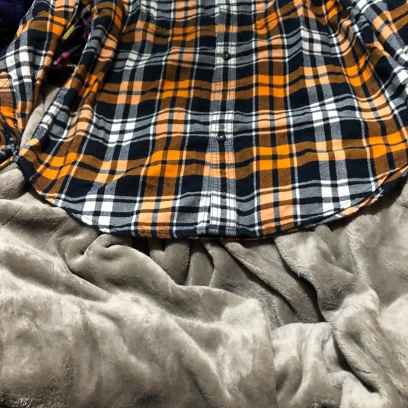 Size M button up plaid flannel shirt - Picture 4 of 7